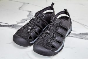 Mencuci sepatu olahraga