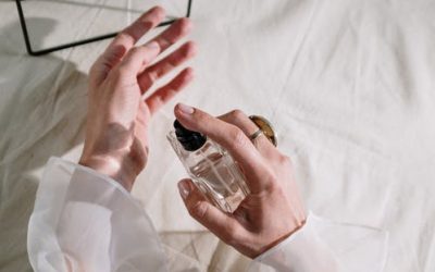 5 Teknik Menghilangkan Noda Parfum pada Baju