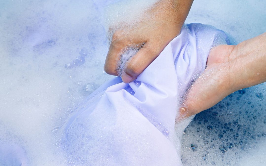 Tips dan Trik Mencuci Pakaian Putih Agar Tetap Cemerlang