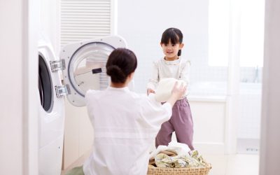 Tips Mengenalkan Anak Mencuci Pakaian di Rumah